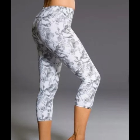 NWT! Onzie Yoga Graphic Capri leggings in Jedi Print - Picture 3 of 4